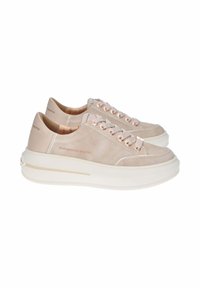 Sneaker beige chiaro con una superficie in suede liscia, punta arrotondata, occhielli in rosa oro e una suola bianca spessa, caratterizzati da un branding sottile sul lato.