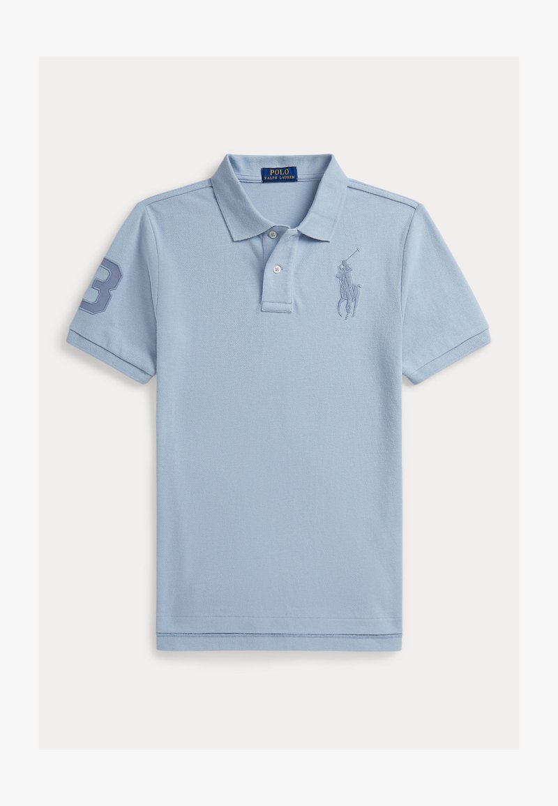 Polo bleu clair en coton piqué, avec un numéro trois brodé sur la manche gauche et un logo sur la poitrine. Texture douce, coupe classique.