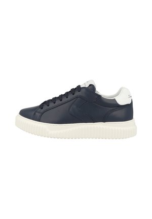 Donkerblauwe leren sneaker met witte zool en hielstuk, lage uitvoering, vetersluiting aan de voorkant en geribbelde textuur op de zool.