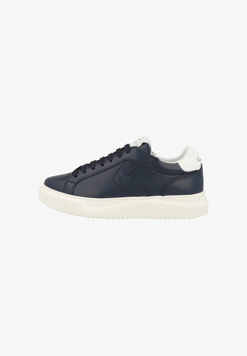 Marineblauer Ledersneaker mit weißer Sohle und Fersenlasche, niedrigem Schnitt, Schnürung vorne und geriffelter Textur auf der Sohle.