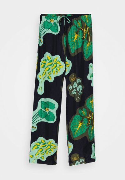 Pantalones estampados con cintura ajustable, fabricados en una tela suave con motivos de hojas verdes y amarillas sobre un fondo oscuro.