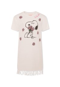 Abito t-shirt bianco con un design di Snoopy che tiene dei fiori, decorato con stampe di margherite rosa e dettagli in frange all'orlo.