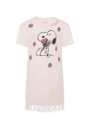 Abito t-shirt bianco con un design di Snoopy che tiene dei fiori, decorato con stampe di margherite rosa e dettagli in frange all'orlo.