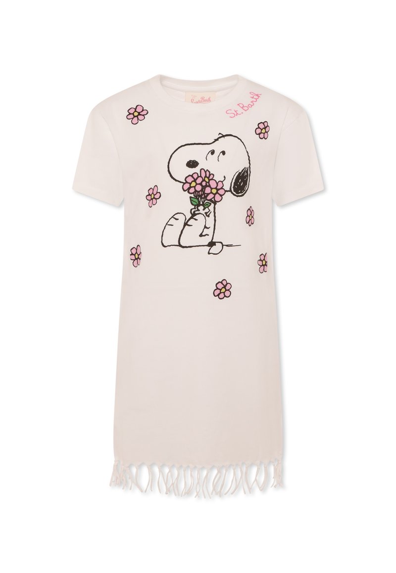 Abito t-shirt bianco con un design di Snoopy che tiene dei fiori, decorato con stampe di margherite rosa e dettagli in frange all'orlo.