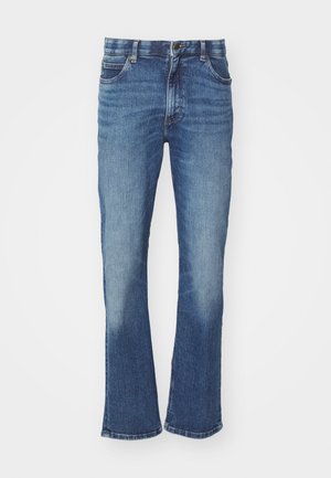Blå denimjeans med en let bustrik, der har en falmet vask, fem lommer og en knaplukning.