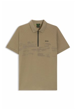 Polo à manches courtes kaki avec demi-fermeture éclair noire, motif horizontal texturé subtil sur la poitrine et logo "BOSS" sur le côté gauche de la poitrine.