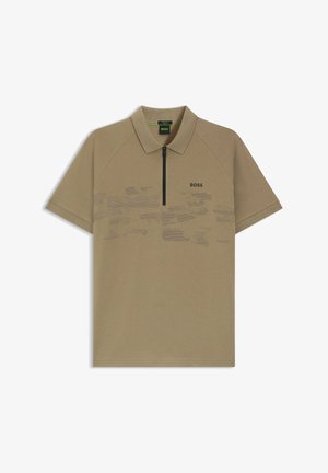 Khakifarbenes Kurzarm-Poloshirt mit schwarzem Halbreißverschluss, dezentem strukturiertem horizontalem Muster über der Brust und "BOSS"-Logo auf der linken Brustseite.
