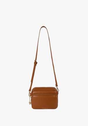 Borsa a tracolla in pelle marrone con tracolla regolabile, due compartimenti con cerniera e un piccolo ciondolo a forma di cuore sulla zip laterale.