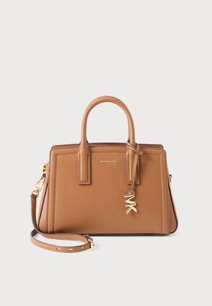 Brun lædertaske fra Michael Kors med dobbelte håndtag, aftagelig skulderrem og guldfarvet MK-logo vedhæng på ensfarvet baggrund.