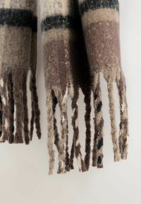 Uldhalstørklæde med en blanding af brune og beige farver, prydet med et ternet mønster. Frynsede kanter tilføjer tekstur og detalje. Blødt og varmt udseende.
