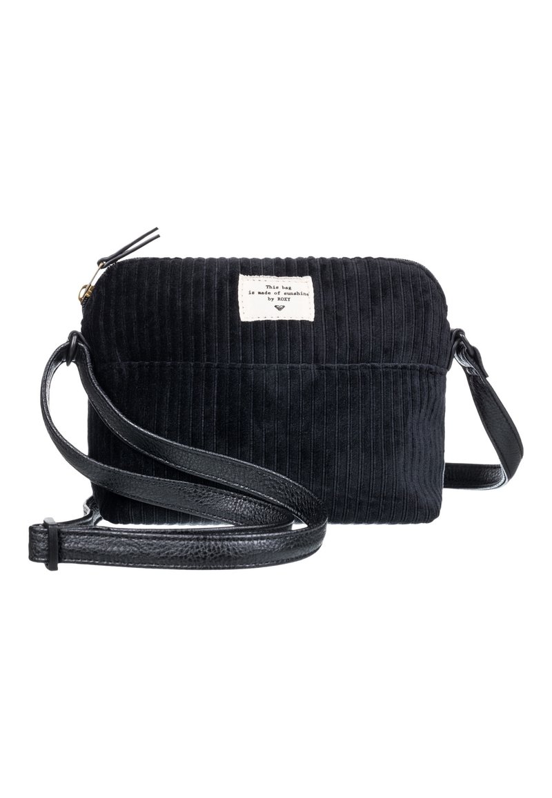 Czarna torba z sztruksu o prostokątnym kształcie, z skórzanym paskiem i małą metką materiałową z przodu. Zamek błyskawiczny na górze.