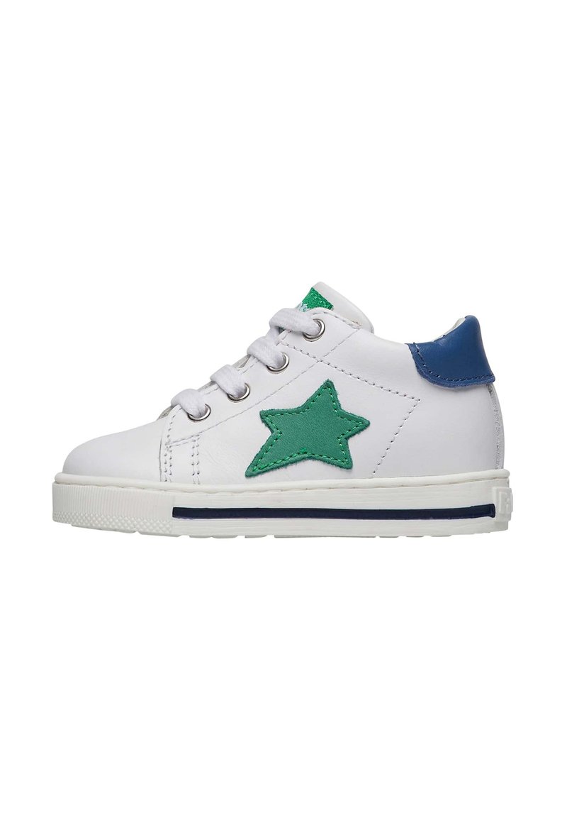 Sneaker bianca per bambini con dettaglio a stella verde, tallone blu, lacci bianchi e striscia blu sulla suola.