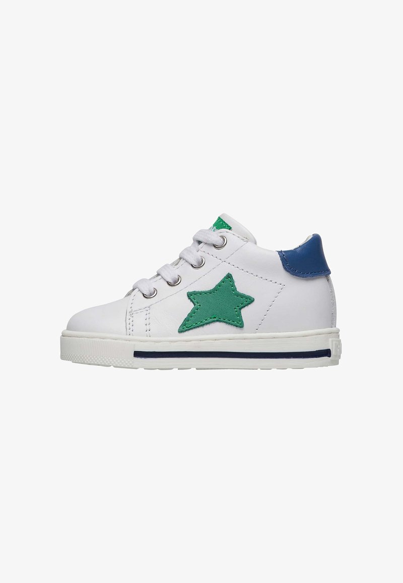 Baskets blanches pour enfants avec un détail en étoile verte, un empiècement bleu au talon, des lacets blancs et une bande bleue sur la semelle.