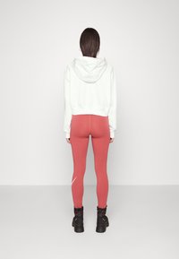 Nike Sportswear W NSW ESSNTL LGGNG SWOOSH MR - Leggings - Calças - canyon rust/white