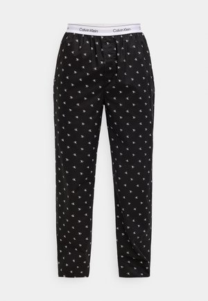Crne hlače za spavanje s bijelim uzorkom logotipa "CK". Imaju elastični pojas s bijelim trakama na kojima piše "Calvin Klein." Mekani materijal.