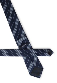 Cravate bleu marine à rayures blanches diagonales, en tissu lisse. Dotée d'une pointe effilée et d'un petit accent de marque avec l'inscription "JOOP!".