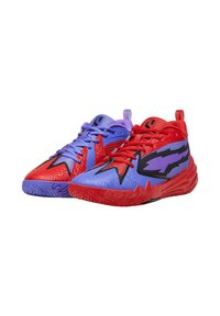 Zapatillas de baloncesto con un diseño dividido en rojo y azul, material sintético texturizado, acentos en negro y un patrón en zigzag único en la suela.
