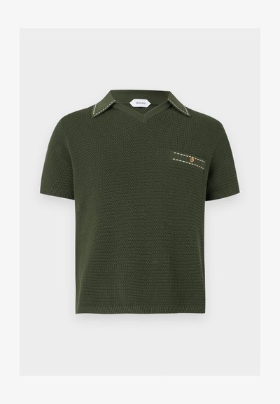 Σκούρο πράσινο πλεκτό κοντομάνικο πουκάμισο με V-λαιμόκοψη, μυτερό γιακά με λευκά ράμματα και μικρό θηλυκό τσέπη στο στήθος με χρυσή λεπτομέρεια κουμπιού.