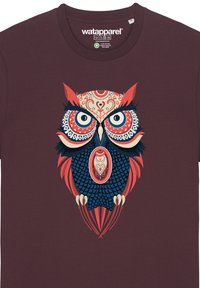 Bordeaux T-shirt met een gedetailleerde uil-graphic in blauw-, rood- en crèmekleuren. Bevat patronen op het gezicht en de veren van de uil, met opvallende ogen.