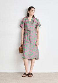 GANT MONOGRAM CAFTAN - Vardagsklänning - perky pink