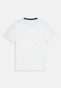 Camiseta blanca de manga corta con cuello negro. Textura suave con un patrón sutil. Vista trasera, sin logotipos ni acentos visibles.