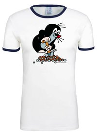 Weißes T-Shirt mit marineblauem Ringerkragen. Das Motiv zeigt einen Cartoon-Maulwurf, der mit einer Schaufel in brauner Erde gräbt und dabei bunte Steine findet.