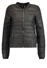 Svart vadderad bomberjacka med quiltad textur, dragkedja fram, och ribbad mudd och nederkant. Har en solid, slät finish. Lättviktsdesign.