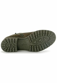 Bottine en suédine marron avec une semelle en caoutchouc texturée, présentant un motif en zigzag pour l'adhérence et une fermeture éclair sur le côté pour un accès facile.