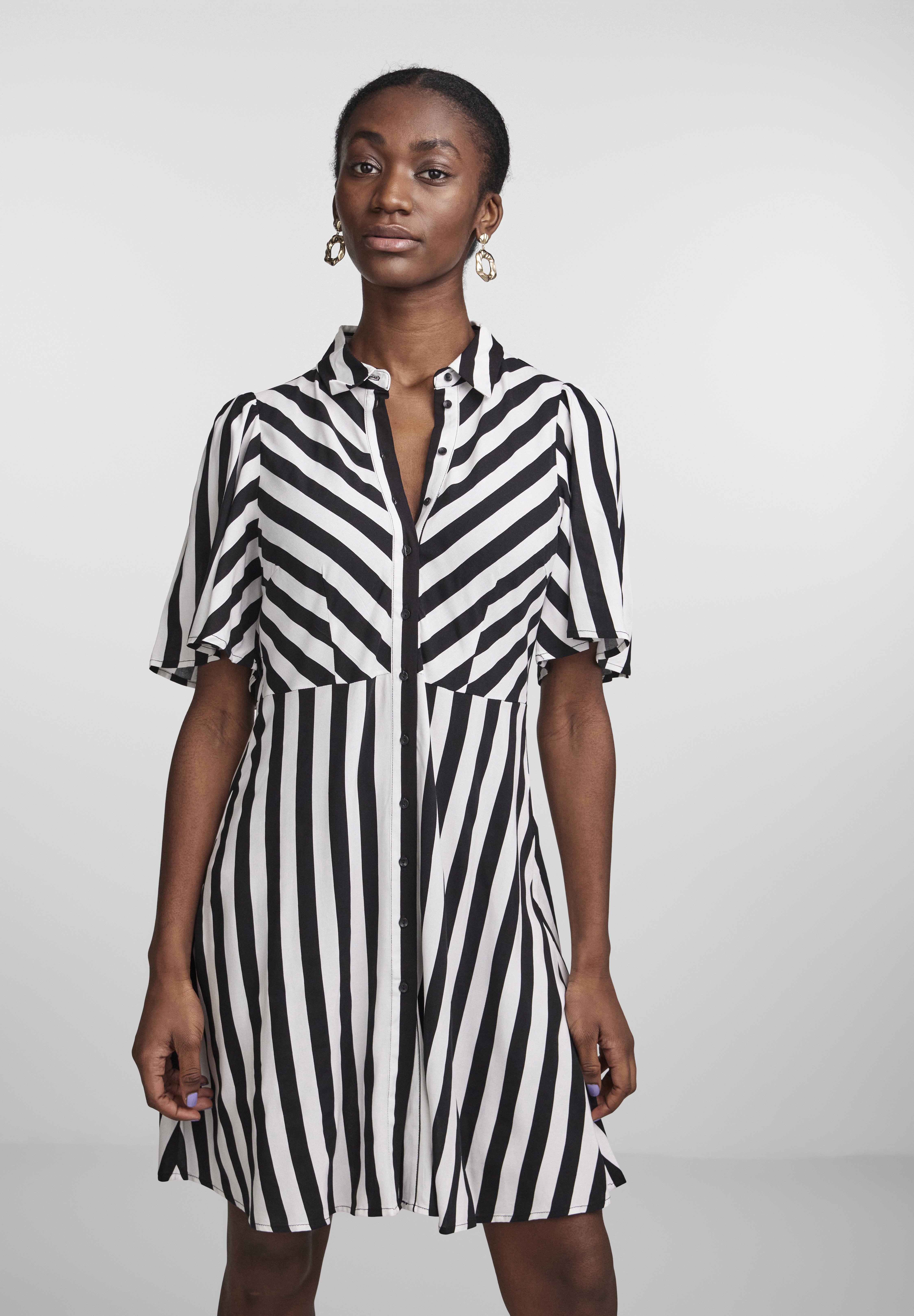 YAS Damen Blusenkleid Mit Reverskragen Und Bindegürtel – Langärmlig, V-Ausschnitt, Normale Passform