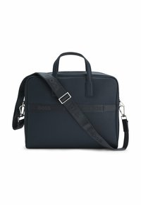 Czarna skórzana teczka z podwójnymi górnymi uchwytami, regulowanym paskiem na ramię oraz tłoczonymi paskami z logo. Gładka faktura i prostokątny kształt.