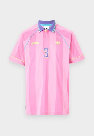 Polo rayé rose avec un col bleu et vert, petit numéro 3 à trois chiffres, et logo Adidas sur la poitrine, fabriqué en tissu respirant.