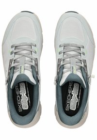 Scarpe da ginnastica grigio chiaro con tomaia in rete, fodera grigio scuro testurizzata, dettagli verdi e suole ammortizzate. Design slip-on con lacci.