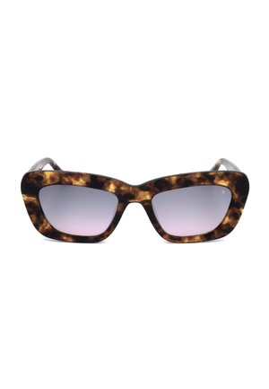 Occhiali da sole a forma di occhio di gatto con lenti grigie sfumate e montature spesse con motivo tartarugato su sfondo bianco.
