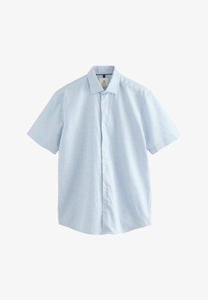 Īsām piedurknēm piederoša kreklā ar pogām, gaiši zilās un baltās svītrās, ar klasisku apkakli un auduma tekstūru, kas izskatās gluda.