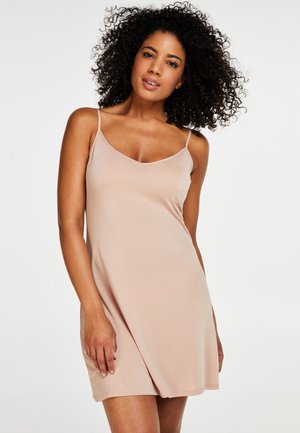 Nudesatin Nachthemd mit dünnen Trägern, V-Ausschnitt und fließender Silhouette. Glatte Textur, knielanger Schnitt und keine sichtbaren Muster.