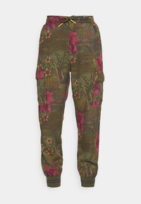 Olijfgroene cargo broek met een floral patroon in roze en rood. Voorzien van elastische boorden, een drawstring taille, en zijcargo zakken.
