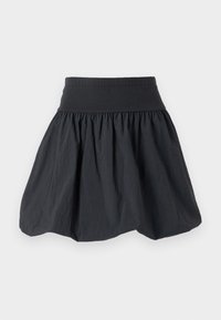 Jupe noire à taille élastique fabriquée en tissu léger et froissé. Présente une silhouette évasée et une texture plissée pour plus de volume.