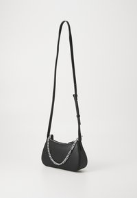 Schwarze Handtasche aus Kunstleder mit geschwungener Form, verstellbarem Tragegurt und silberner Kettenhandhabung. Reißverschlussverschluss oben. Glatte Textur.