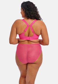 Růžový plavkový set obsahující strukturované síťované dno a podpůrný bikini top s nastavitelnými ramínky a zapínáním na háček na zadní straně.