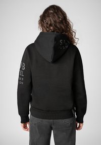 Zwarte hoodie met een grote capuchon, voorzien van een voorkraag, geribbelde manchetten en een zoom, en bedrukt ontwerp op de achterkant en mouw in grijs.