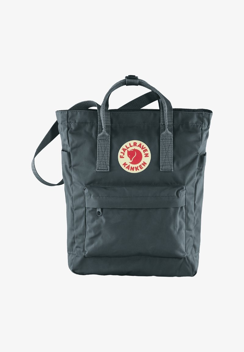 Borsa tote Kanken Fjällräven grigia, realizzata in tessuto resistente. Presenta manici superiori, tracolla regolabile e una tasca anteriore con zip e logo.