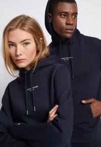 Tommy Hilfiger LOGO HOODIE - Sweatshirt com capuz - desert sky