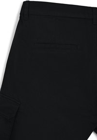 Rückansicht von schwarzen Hosen, die eine einzelne Gesäßpaspeltasche und eine seitliche Cargotasche mit Klappe hervorhebt, mit Fokus auf die Stoffstruktur und die Nähte.