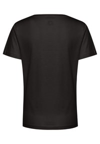 Melnā T-kreklā īsām piedurknēm, kas izgatavots no kokvilnas materiāla, ar vienkāršu dizainu, apaļu izgriezumu un nelielu logo augšējā muguras daļā.