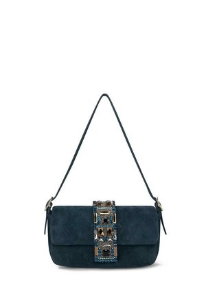 Bolso de gamuza azul oscuro con una sola correa y un cierre decorativo central adornado con piedras preciosas azules y plateadas.