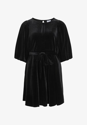 Svart sammetsklänning med korta puffärmar, rund halsringning och midjeband. Har en nyckelhålöppning bak och en flödande kjol.