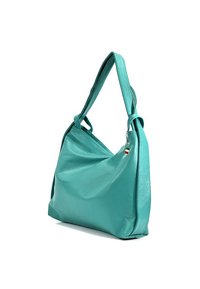 Sac en cuir turquoise au design souple, avec deux poignées et une texture lisse. Il comporte une petite étiquette avec le drapeau italien.