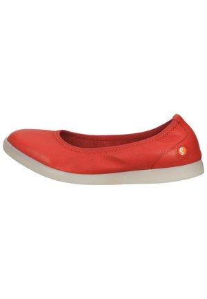 Ballerine in pelle rossa con punta rotonda, dettagli cuciti e suola in gomma bianca. Presentano un piccolo logo sulla parte posteriore.