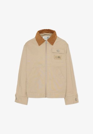 Veste beige avec un col en velours côtelé marron, fermeture éclair à l'avant, une poche à bouton et deux poches plaquées latérales. Matière en coton durable.