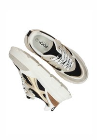 Chunky sneakers met een bovenwerk van mesh en suede, met zwarte, crèmekleurige en gouden accenten. Dikke witte zool met gestructureerde details en veters.